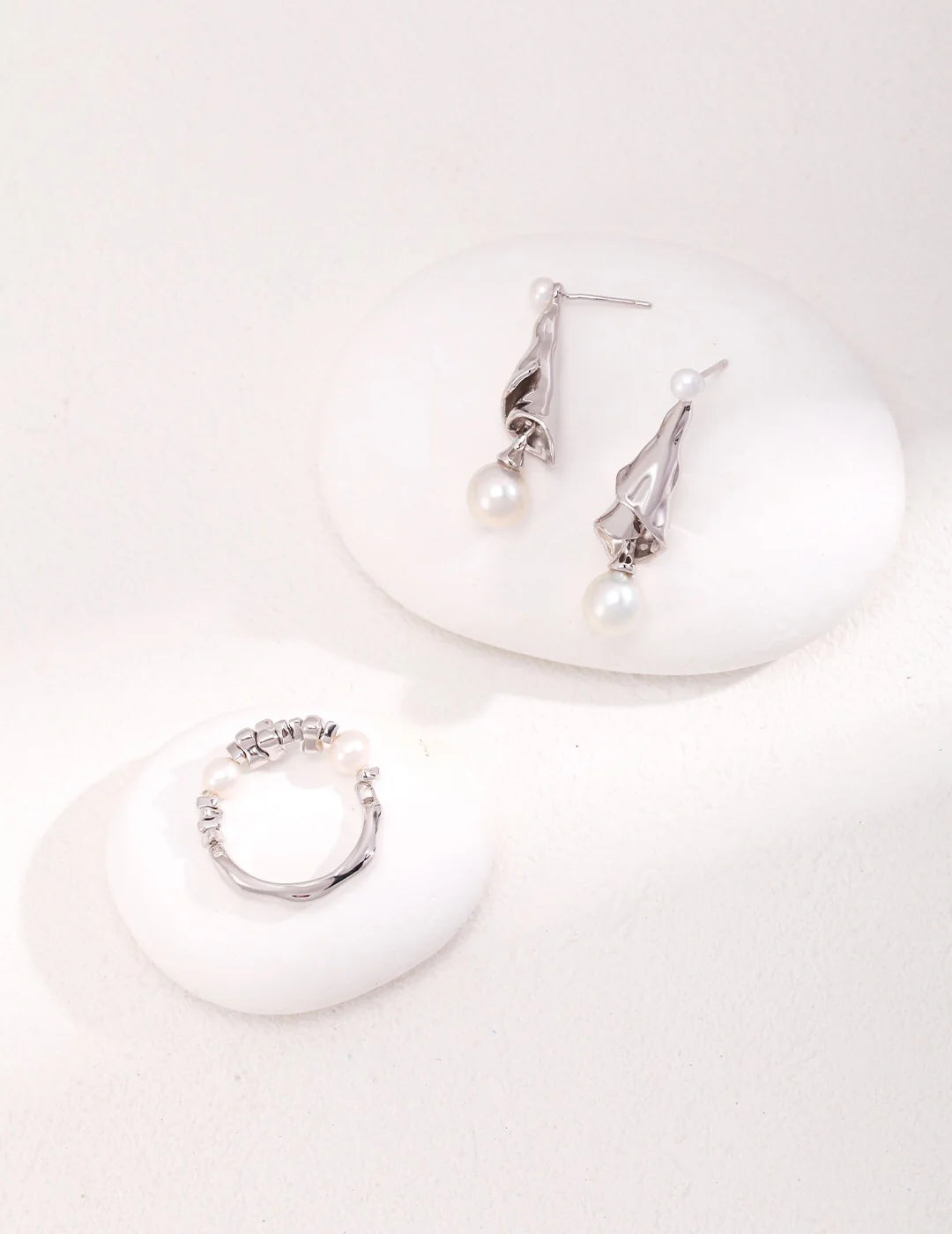 Curly Pleated Pearl Earrings