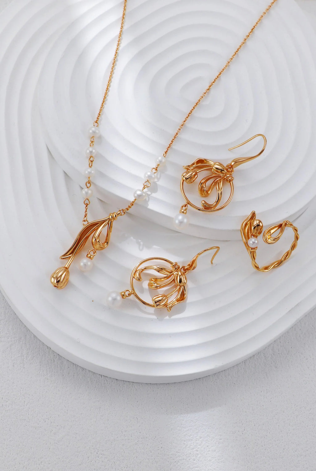 Tulip Pearl Necklace